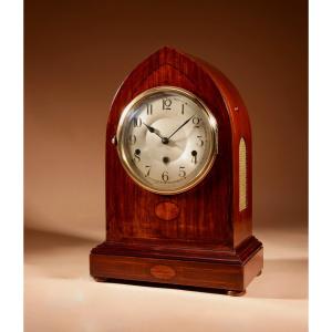  Impressionnante grande horloge de cheminée édouardienne en acajou marqueté.