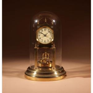 Pendule à torsion signée BHA, datant de l'année 1900. 