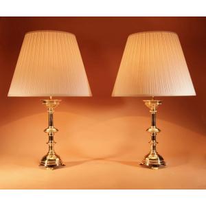  Paire de lampes de table en laiton coulé de style médiéval, vers 1900. 