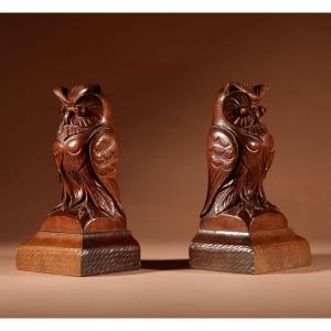 Paire de serre-livres en bois sculpté, représentant des hiboux, de grande taille et d'une forme