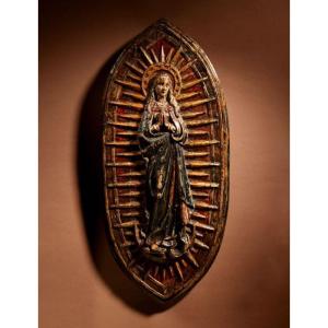 Sculpture médiévale très rare en chêne, provenant du panneau central d'un retable et représenta