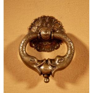 Heurtoir de porte complet d'origine en bronze, de style continental et très décoratif, datant d