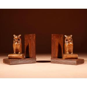 Charmante paire de serre-livres en bois sculpté (style Forêt-Noire) représentant des hiboux,