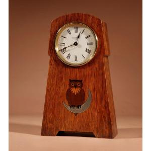 Pendule de cheminée en chêne, signée Oetzmann & Co, de style « Arts and Crafts »,