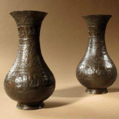 Rare Paire De Vases Juifs En Laiton Embossé Avec Texte Du 19ème Siècle