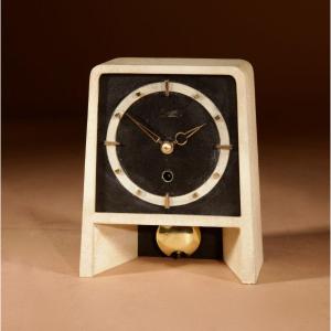 Une Horloge De Cheminée Au Design Très élégant.