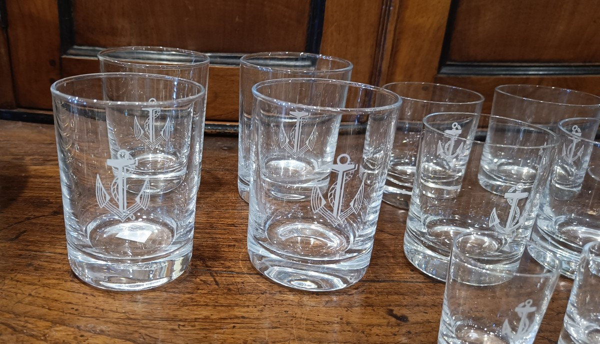 Service de verres de la Marine Nationale, sous officier avec ancre de marine-photo-1