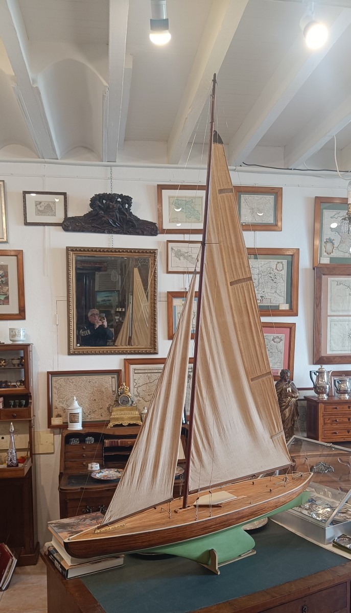 Grande maquette navigante d'un voilier