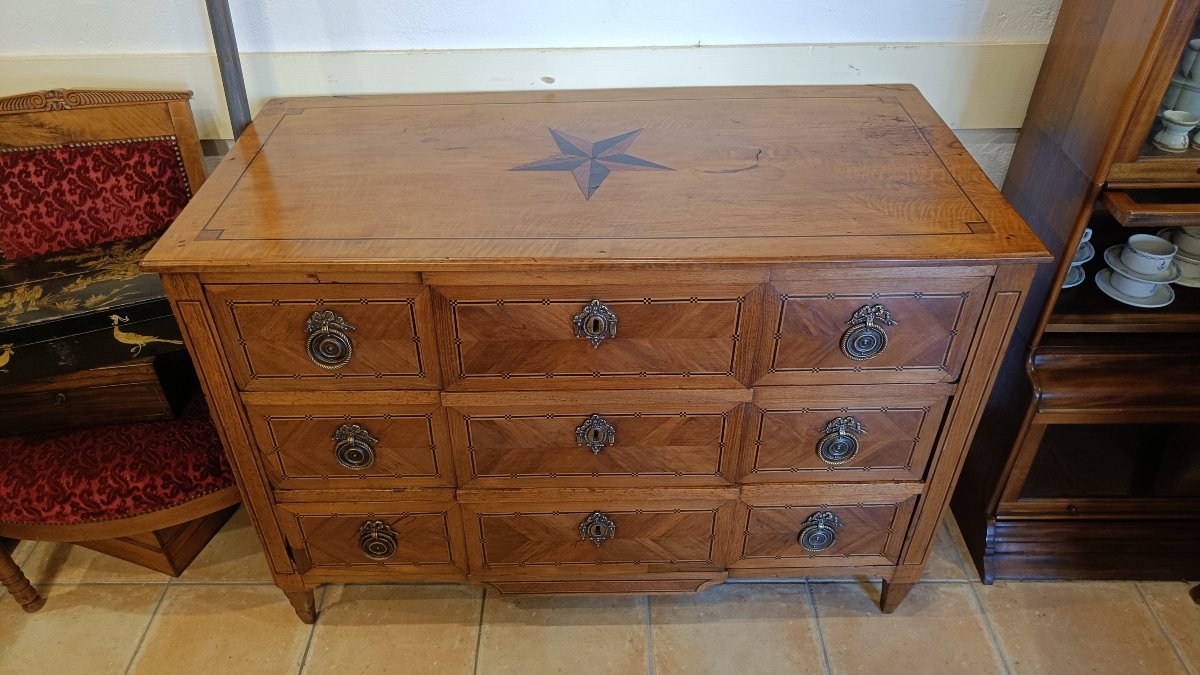 Commode Louis XVI en noyer et marqueterie fin 18ème