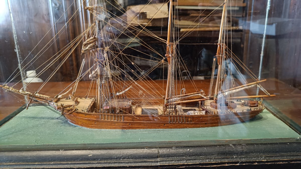 Maquette de bateau 19ème sous vitrine-photo-2
