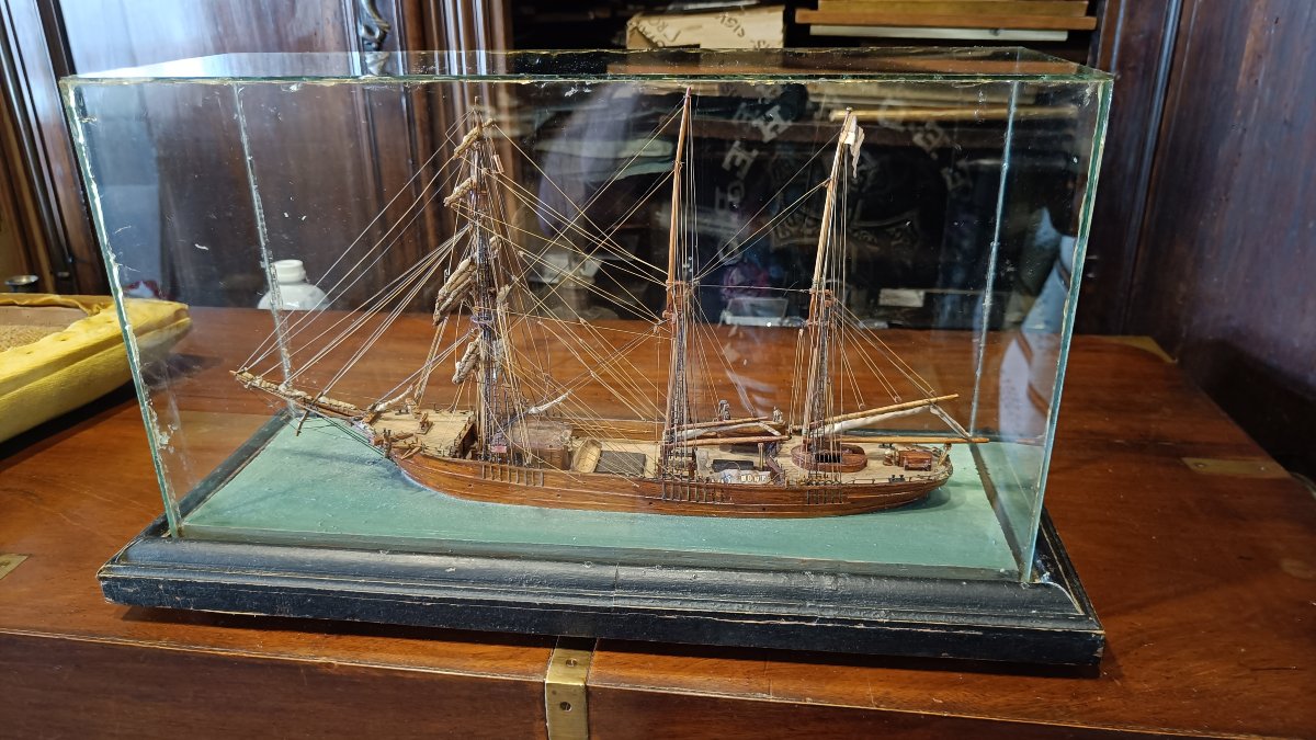 Maquette de bateau 19ème sous vitrine