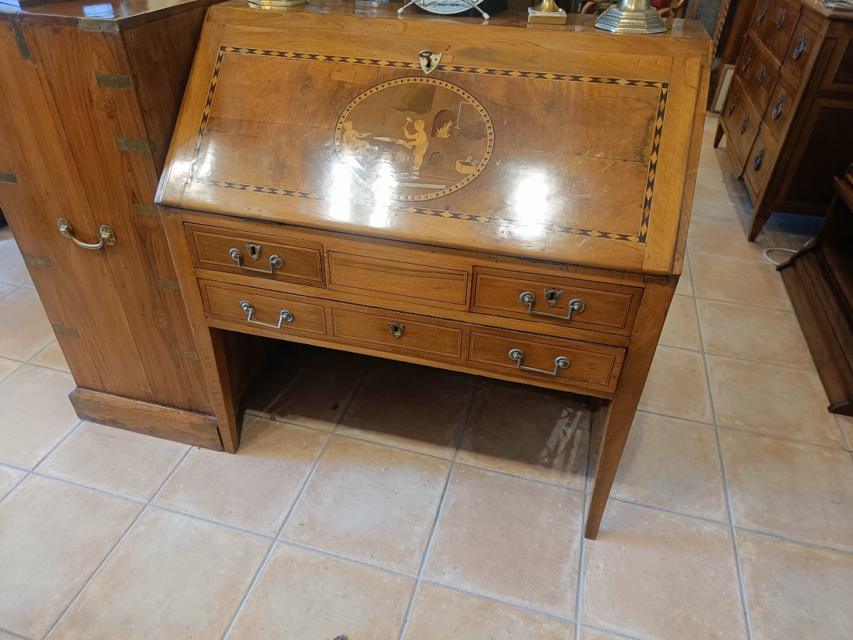 Late 18th-century, Early 19th-century Sloping-top Desk In Walnut With Marquetry