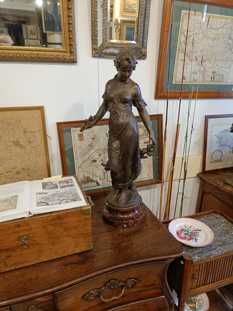 Grande statue en régule, Allégorie féminine d'Auguste Moreau