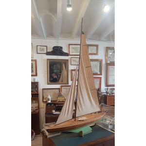 Grande maquette navigante d'un voilier