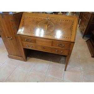 Late 18th-century, Early 19th-century Sloping-top Desk In Walnut With Marquetry