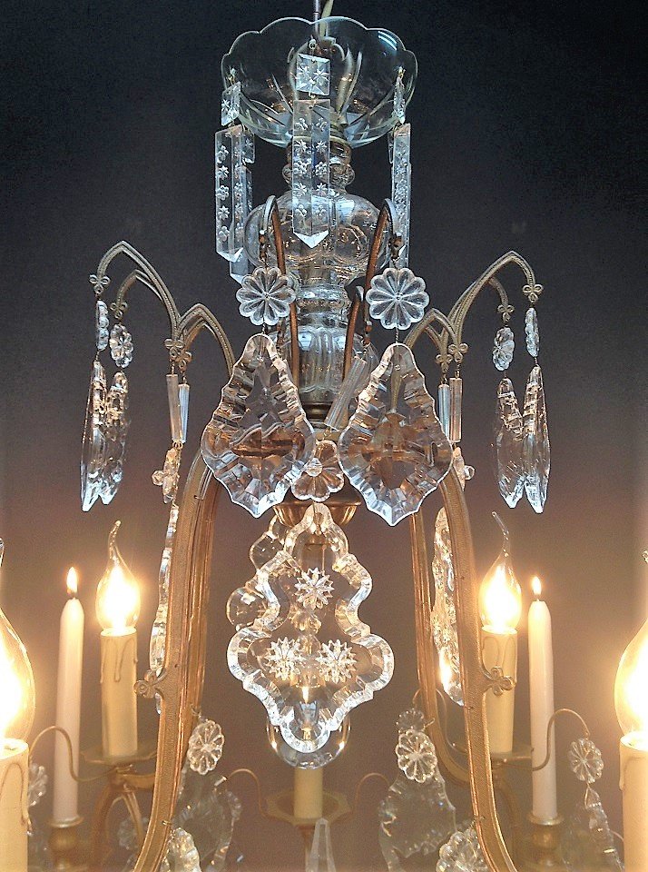 A Refined Italian Chandelier With 8 Bright Points-photo-3