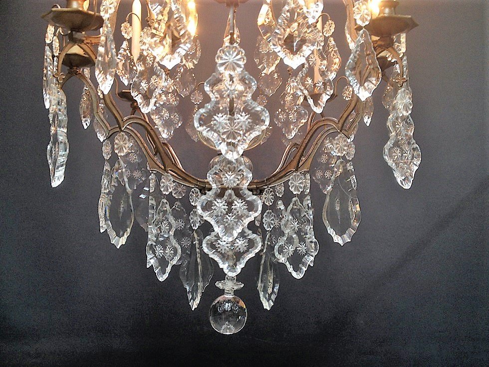 A Refined Italian Chandelier With 8 Bright Points-photo-1