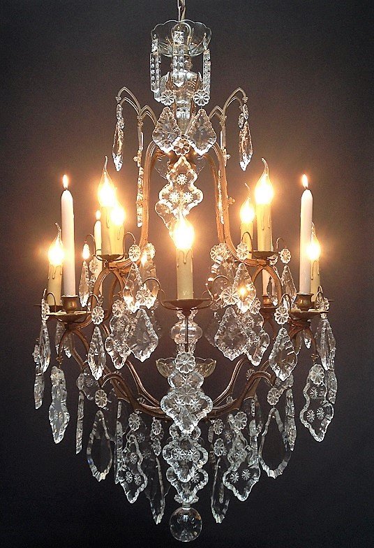 A Refined Italian Chandelier With 8 Bright Points
