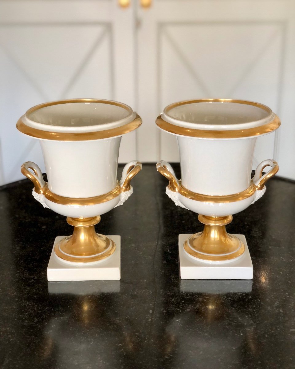 Pair De Vases Medicis En Porcelaine De Paris.