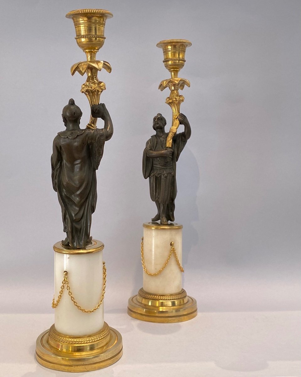 Paire De Bougeoirs Louis XVI Avec Chinoiserie,  En Bronze Doré Et Patiné Avec Socle En Marbre.-photo-2