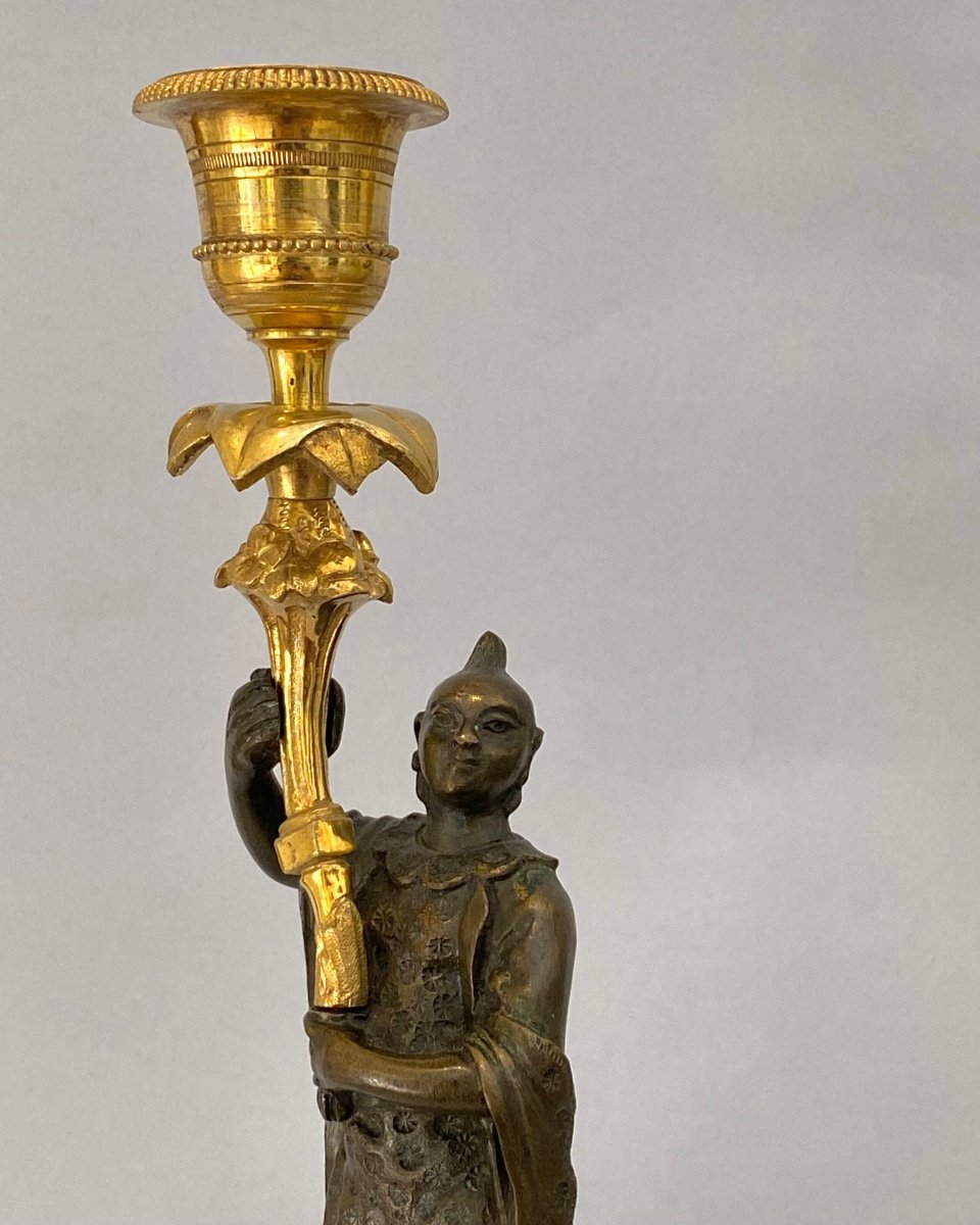 Paire De Bougeoirs Louis XVI Avec Chinoiserie,  En Bronze Doré Et Patiné Avec Socle En Marbre.-photo-3