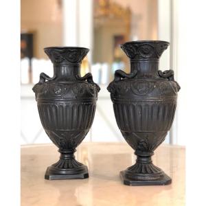Rare Paire De Vases Néoclassiques De Bohème Du XIXe Siècle En Majolique.