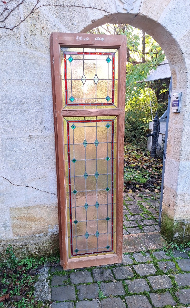 Originale Fenêtre Avec Vitraux A Cabochons Colorés - Vitrail - Portes - Boiseries - Décoration