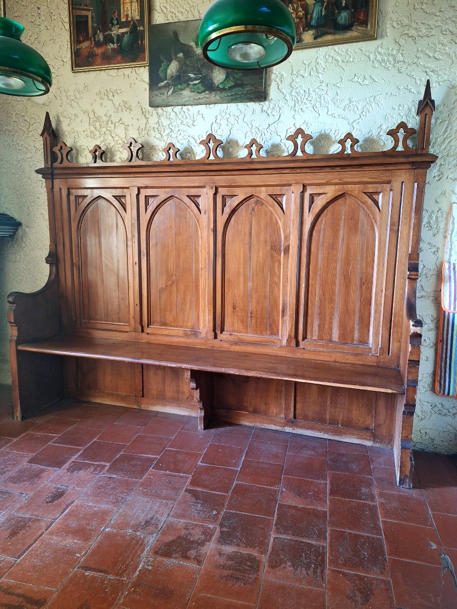 Banc d'Église mouluré à décor d'ogives haut dossier style néo-gothique