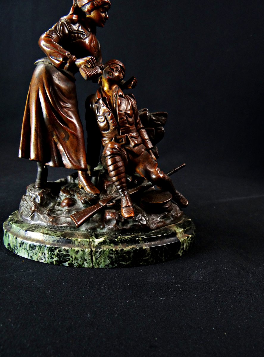 Georges Omerth sculpture en bronze sur marbre d'une infirmière soignant un soldat-photo-4