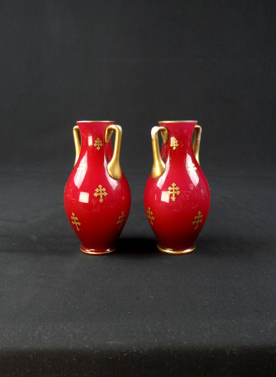 Paire de vases balustre en cristal de Baccarat à décor en croix de lorraine doré-photo-2