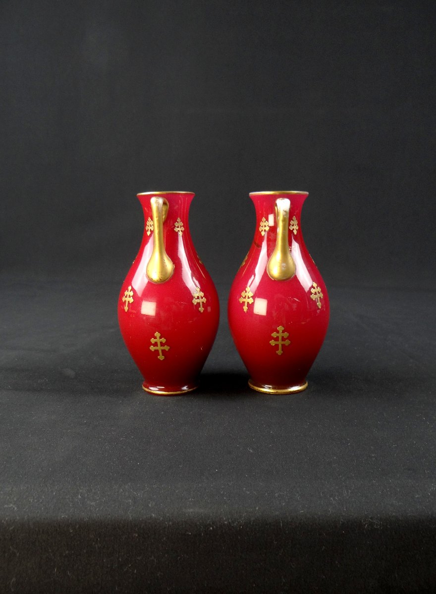 Paire de vases balustre en cristal de Baccarat à décor en croix de lorraine doré-photo-3