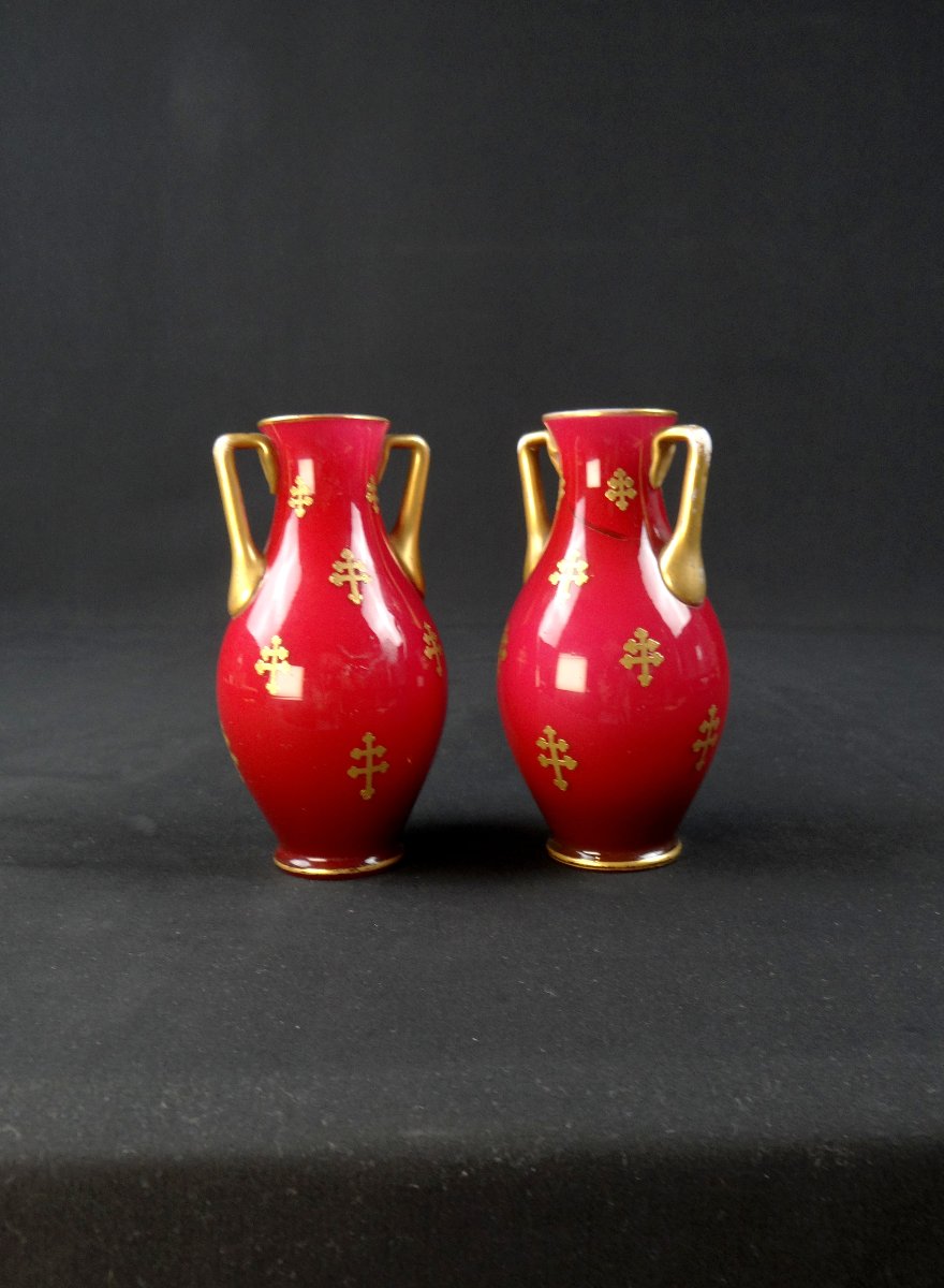 Paire de vases balustre en cristal de Baccarat à décor en croix de lorraine doré-photo-4