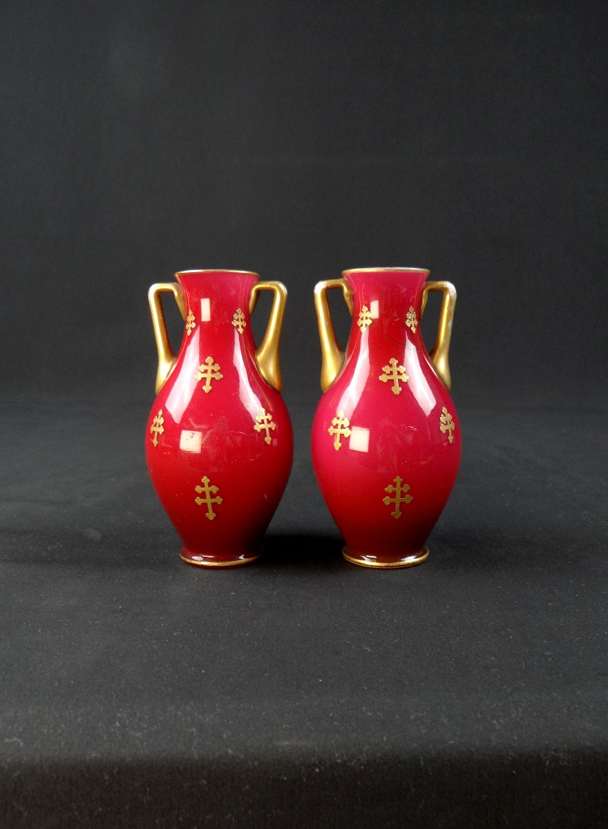 Paire de vases balustre en cristal de Baccarat à décor en croix de lorraine doré-photo-1