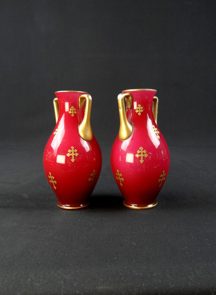 Paire de vases balustre en cristal de Baccarat à décor en croix de lorraine doré-photo-2