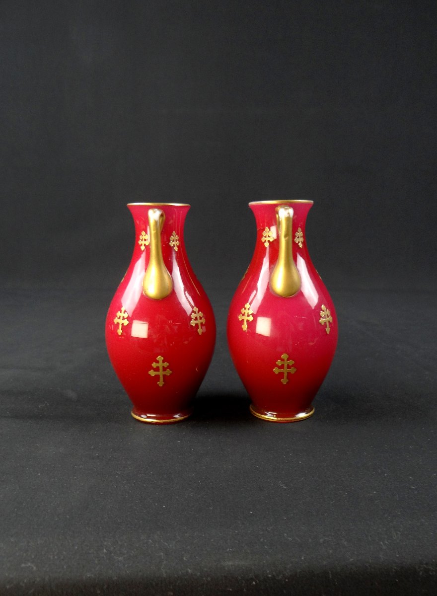 Paire de vases balustre en cristal de Baccarat à décor en croix de lorraine doré-photo-3