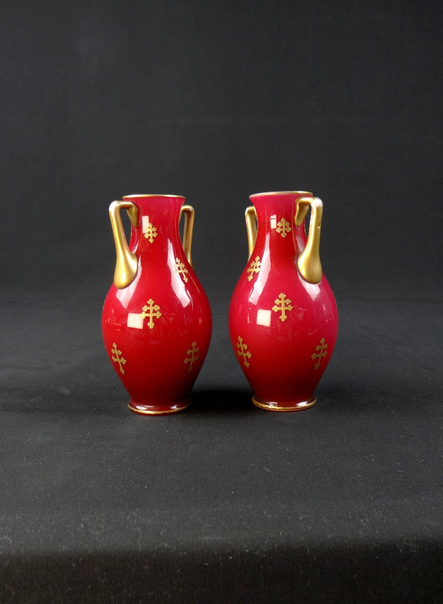 Paire de vases balustre en cristal de Baccarat à décor en croix de lorraine doré-photo-4