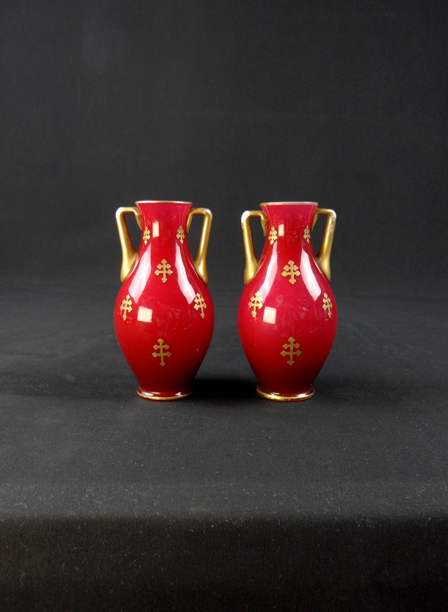 Paire de vases balustre en cristal de Baccarat à décor en croix de lorraine doré