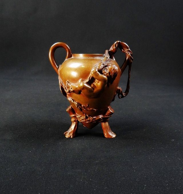 Vase tripode au Putti en Bronze par Barbédienne signé Barrias Art Nouveau fin XIXème