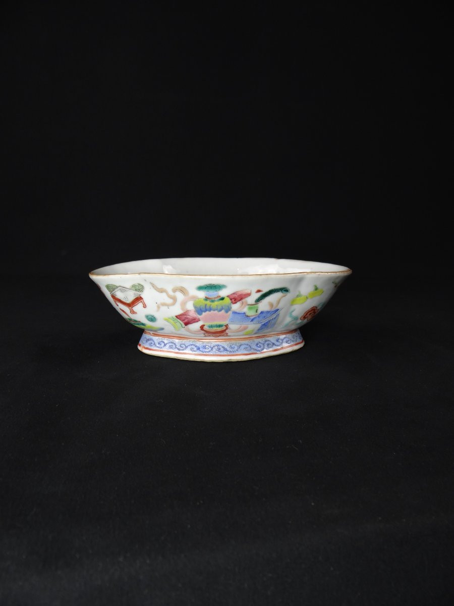 Hand-painted, Early 20th-century Chinese Famille Rose Porcelain Polylobed Bowl-photo-3