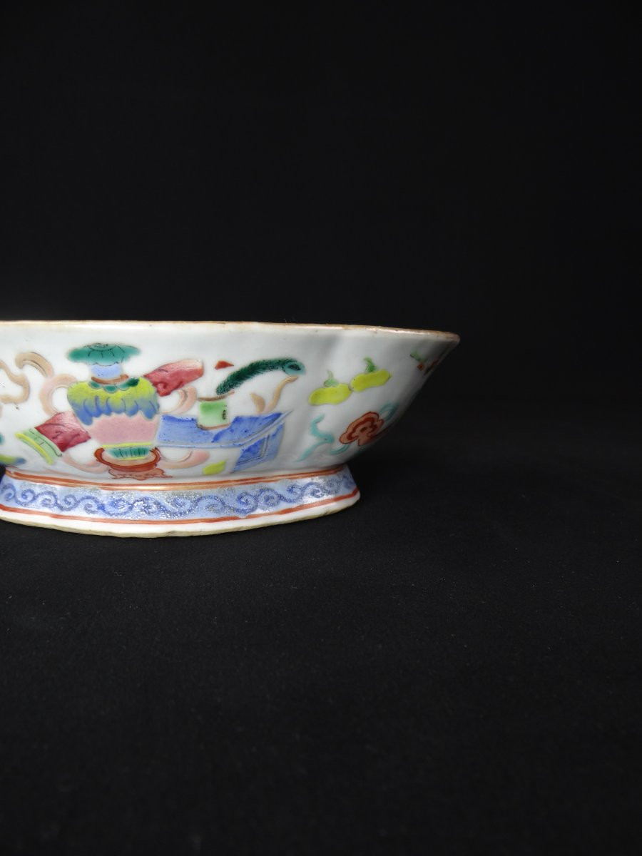 Hand-painted, Early 20th-century Chinese Famille Rose Porcelain Polylobed Bowl-photo-2