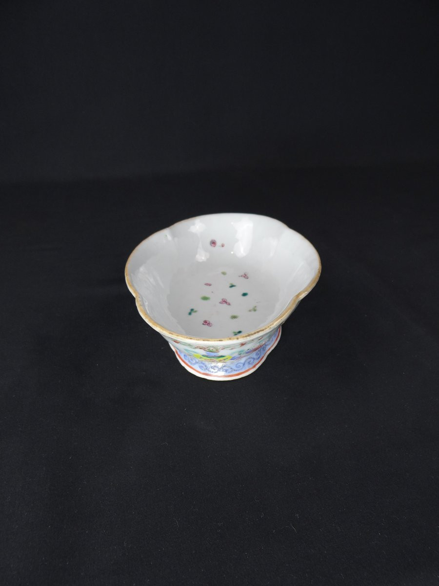 Hand-painted, Early 20th-century Chinese Famille Rose Porcelain Polylobed Bowl-photo-4