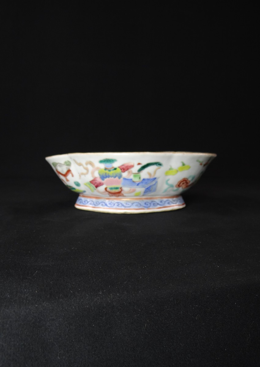 Hand-painted, Early 20th-century Chinese Famille Rose Porcelain Polylobed Bowl