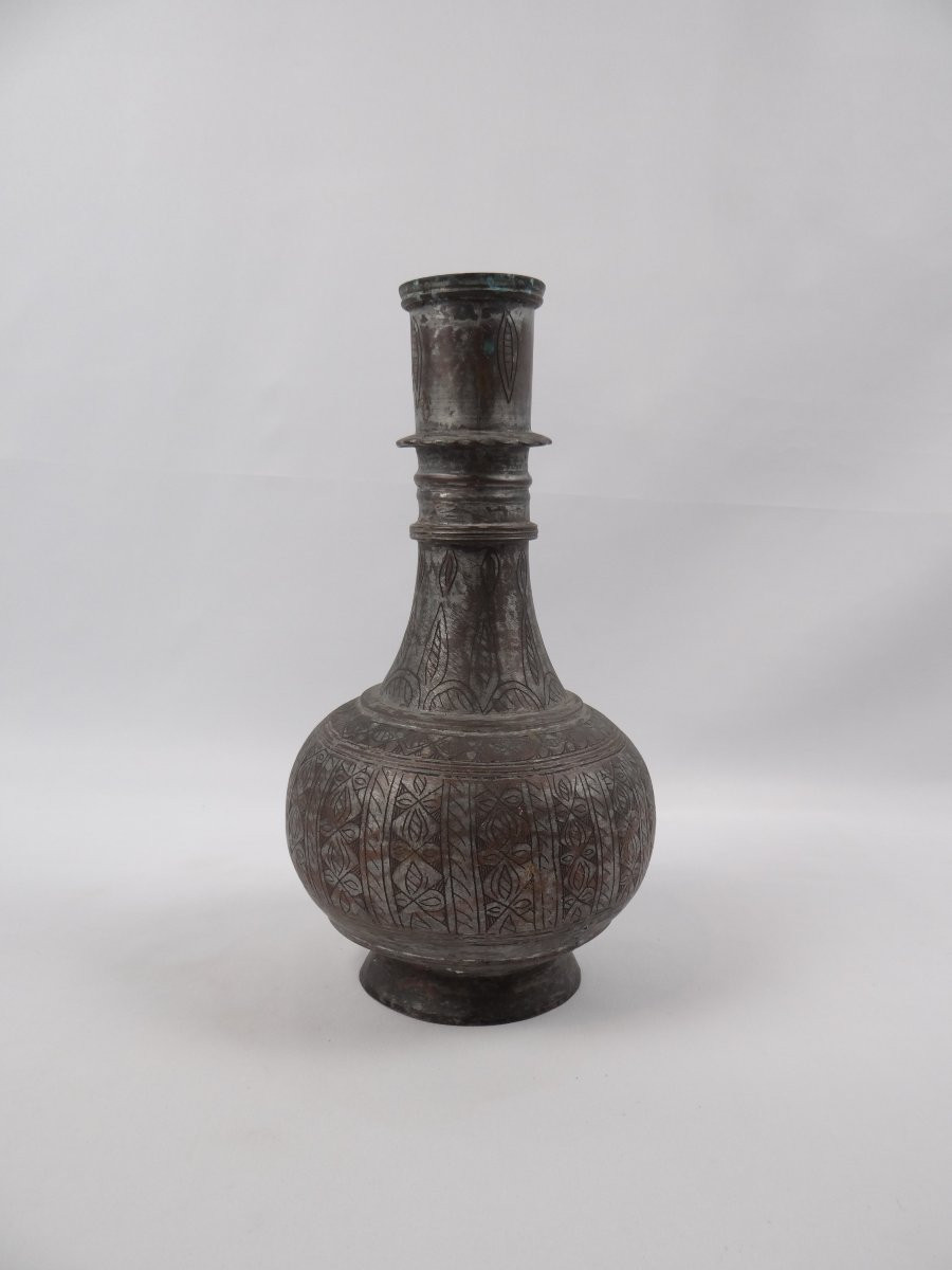 Vase Islamique Indo-Persan en cuivre gravé teinté bleu gris du XIXème siècle -photo-3