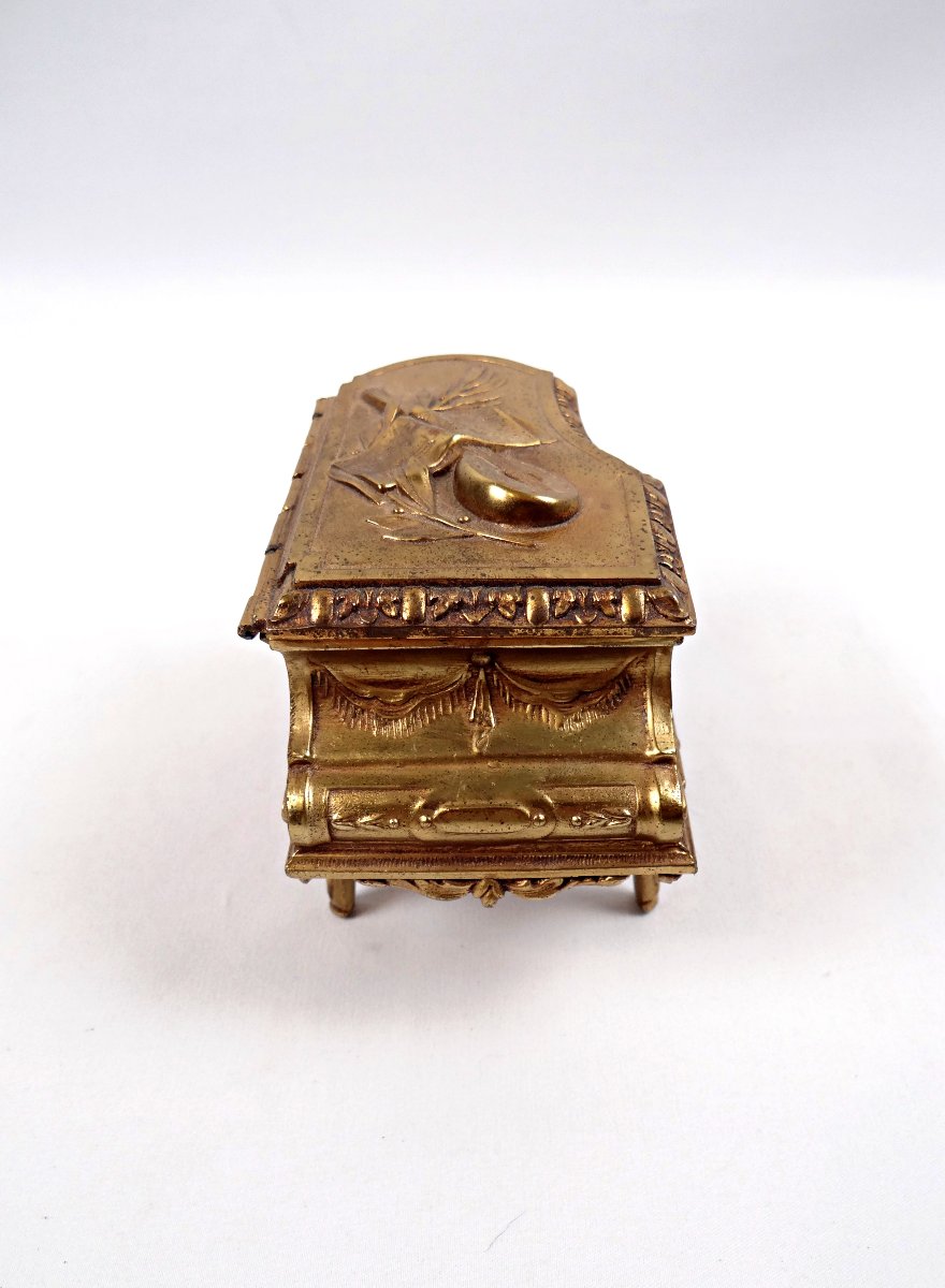 Boîte à bijoux en bronze doré à la forme de piano style Louis XV début XXème-photo-3