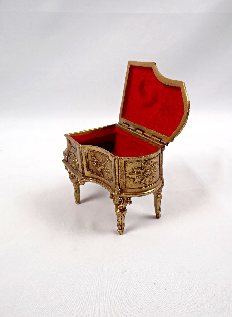 Boîte à bijoux en bronze doré à la forme de piano style Louis XV début XXème-photo-1