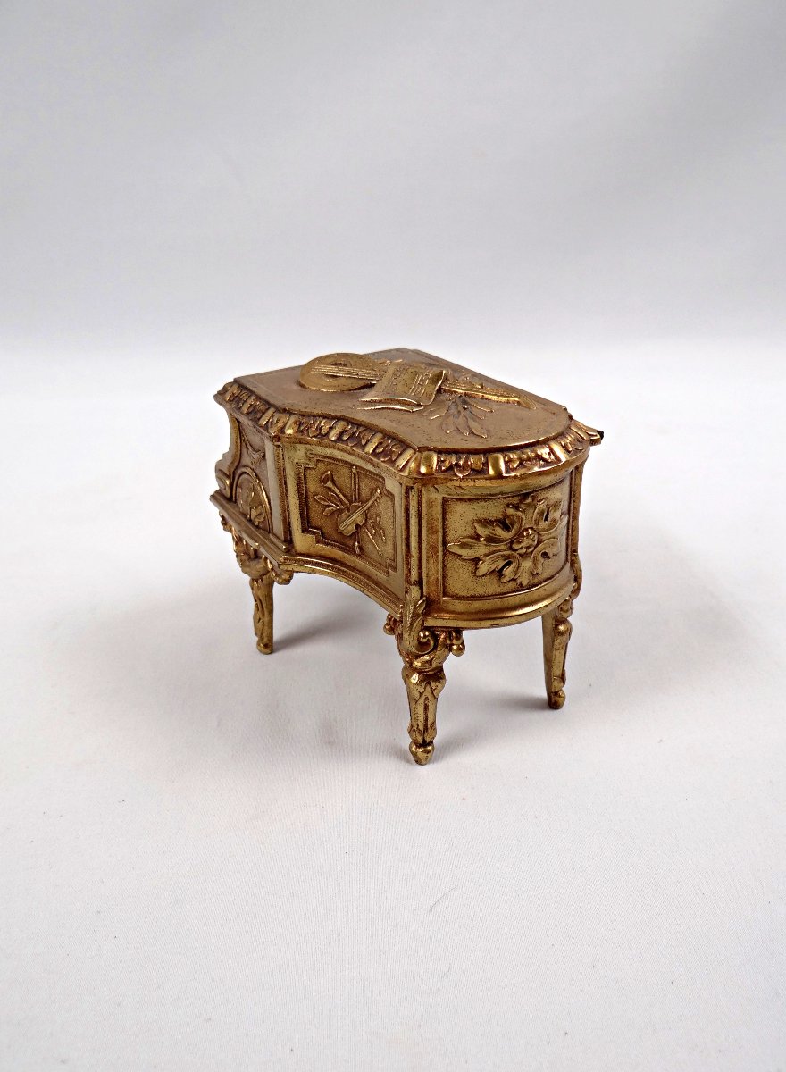Boîte à bijoux en bronze doré à la forme de piano style Louis XV début XXème-photo-2