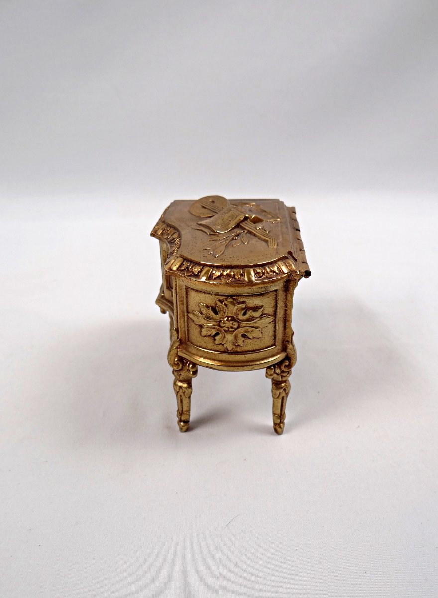 Boîte à bijoux en bronze doré à la forme de piano style Louis XV début XXème-photo-3