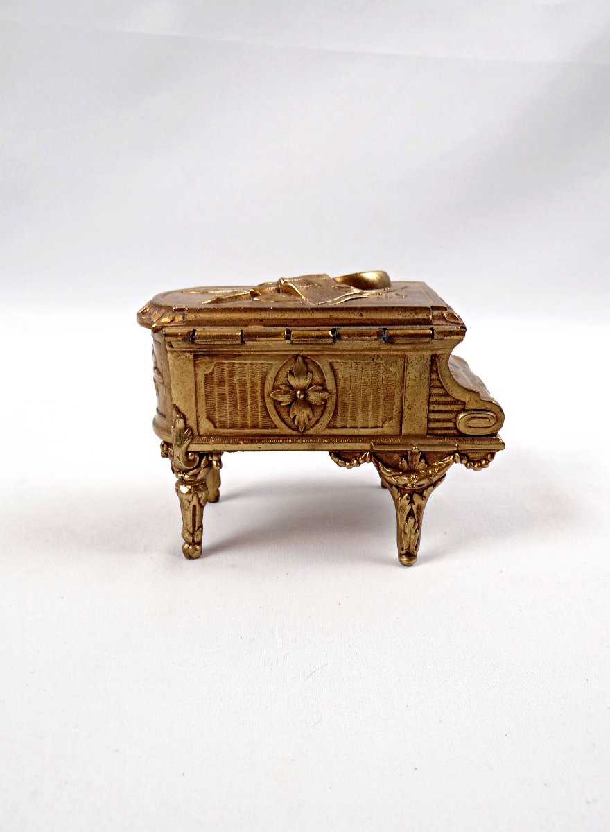 Boîte à bijoux en bronze doré à la forme de piano style Louis XV début XXème-photo-4