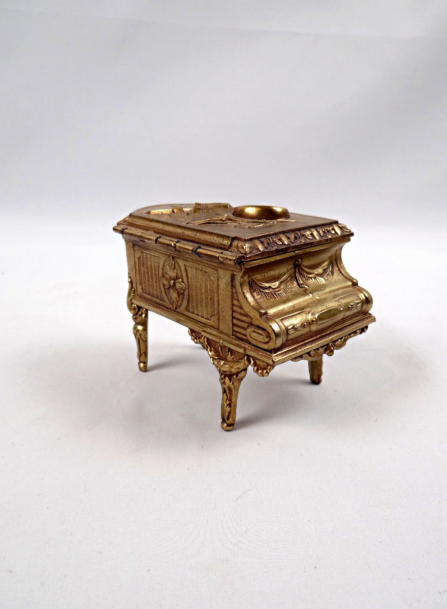 Boîte à bijoux en bronze doré à la forme de piano style Louis XV début XXème-photo-5