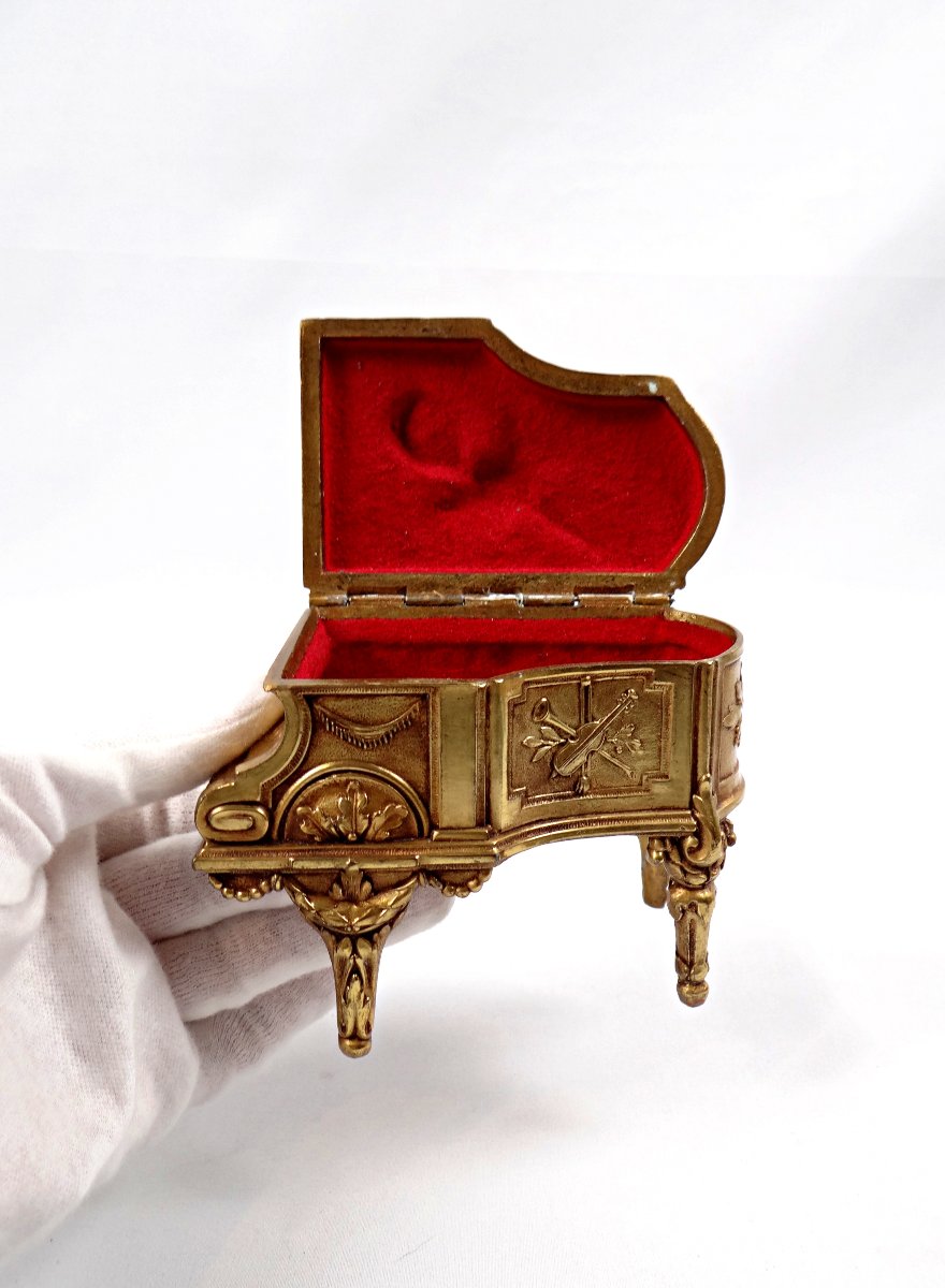 Boîte à bijoux en bronze doré à la forme de piano style Louis XV début XXème (2)-photo-3
